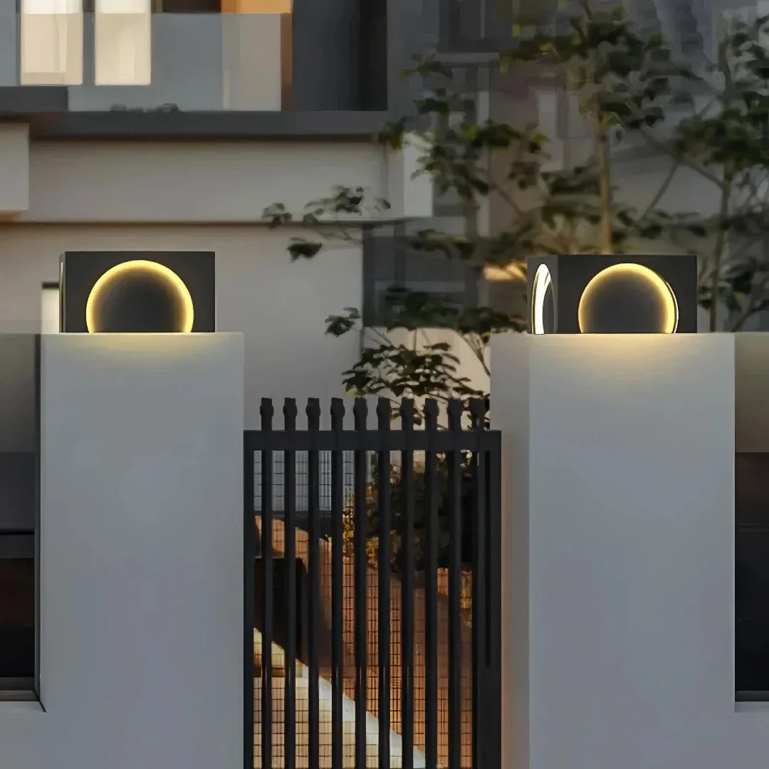 Lampada da pilastro solare da giardino nera dal design moderno cubico