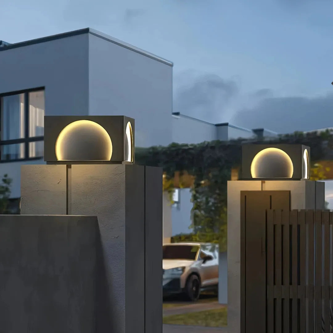 Lampada da pilastro cubica nera opaca da esterno dal design moderno