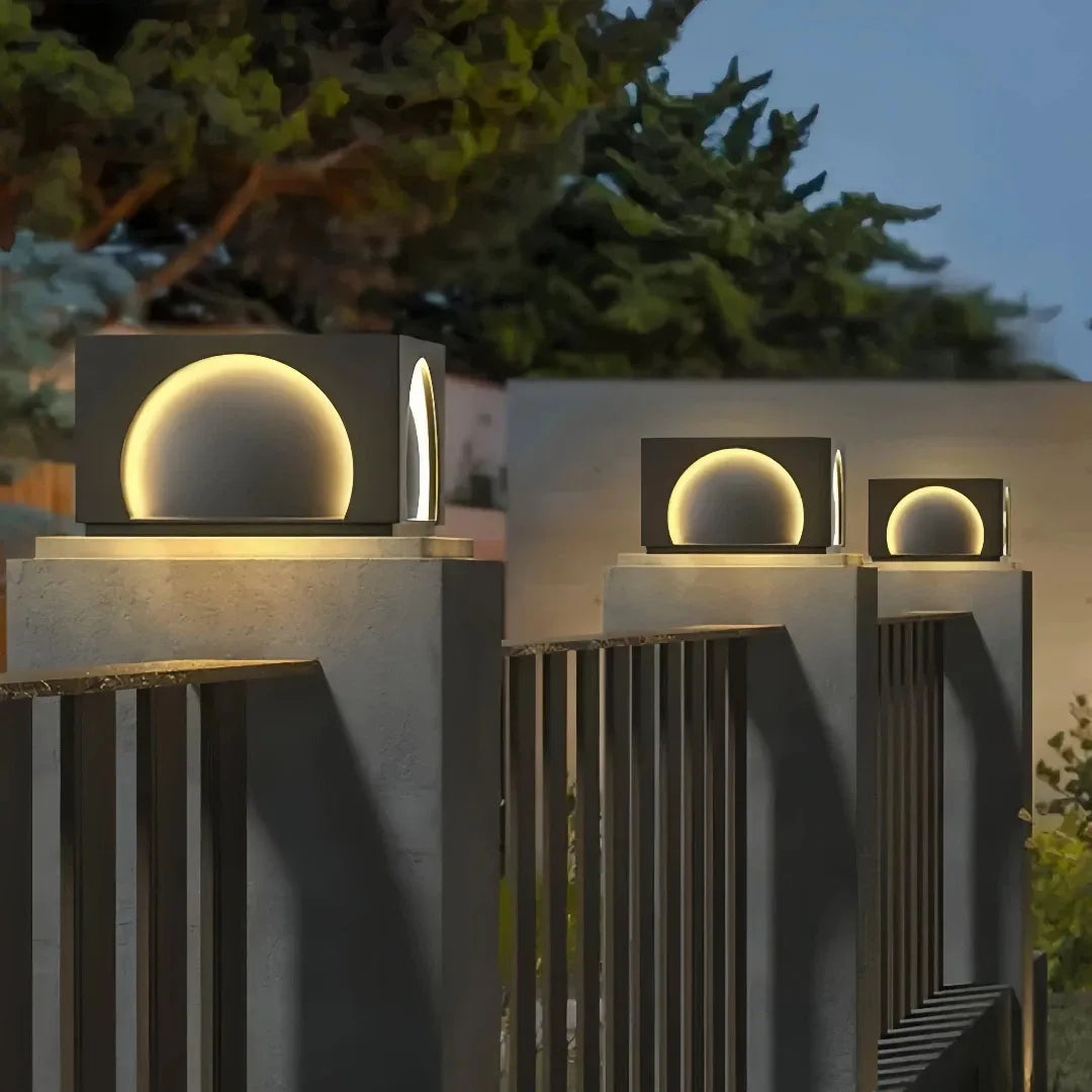 Lampada da pilastro cubica nera opaca da esterno dal design moderno