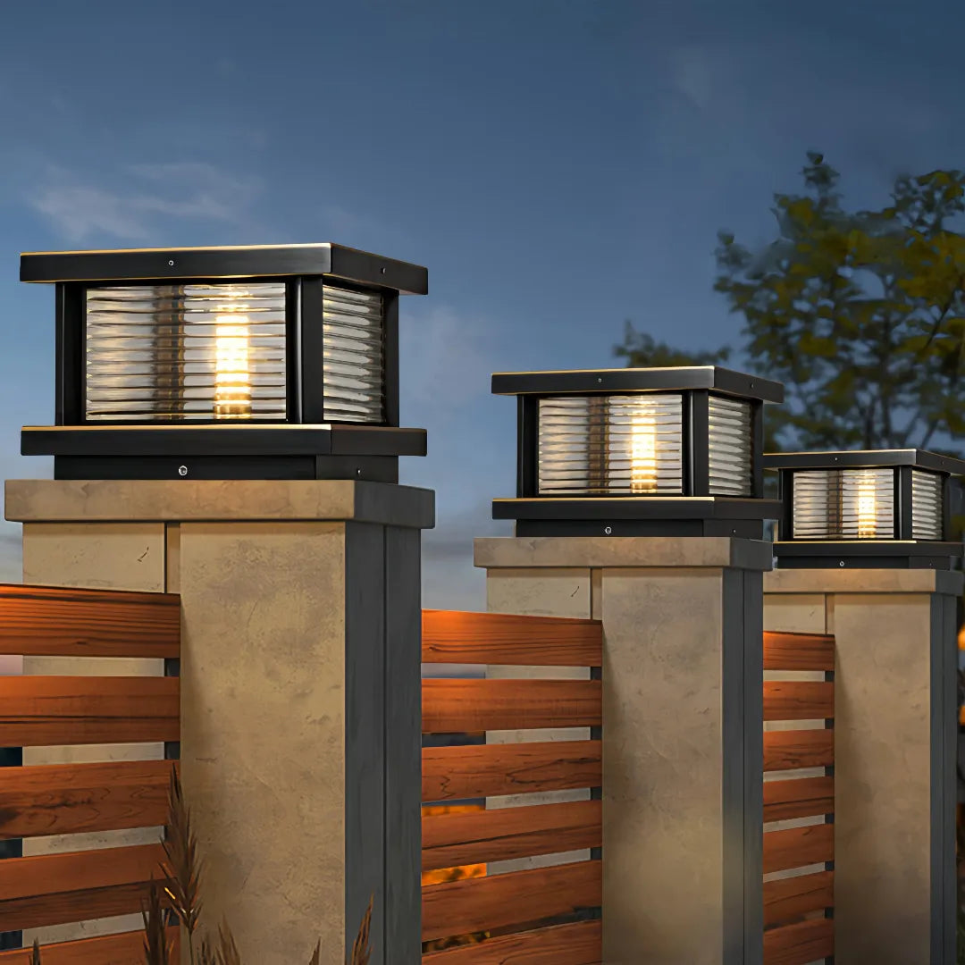 Lampada da pilastro contemporanea cubica in vetro trasparente rigato per giardino