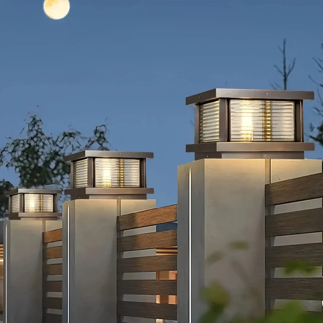 Lampada da pilastro contemporanea cubica in vetro trasparente rigato per giardino