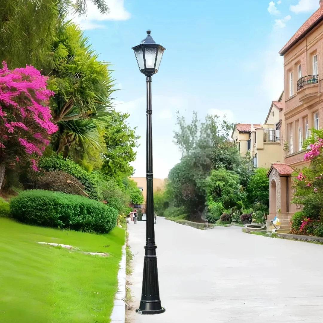 Lampione classico da giardino stile lanterna in vetro satinato con palo alto