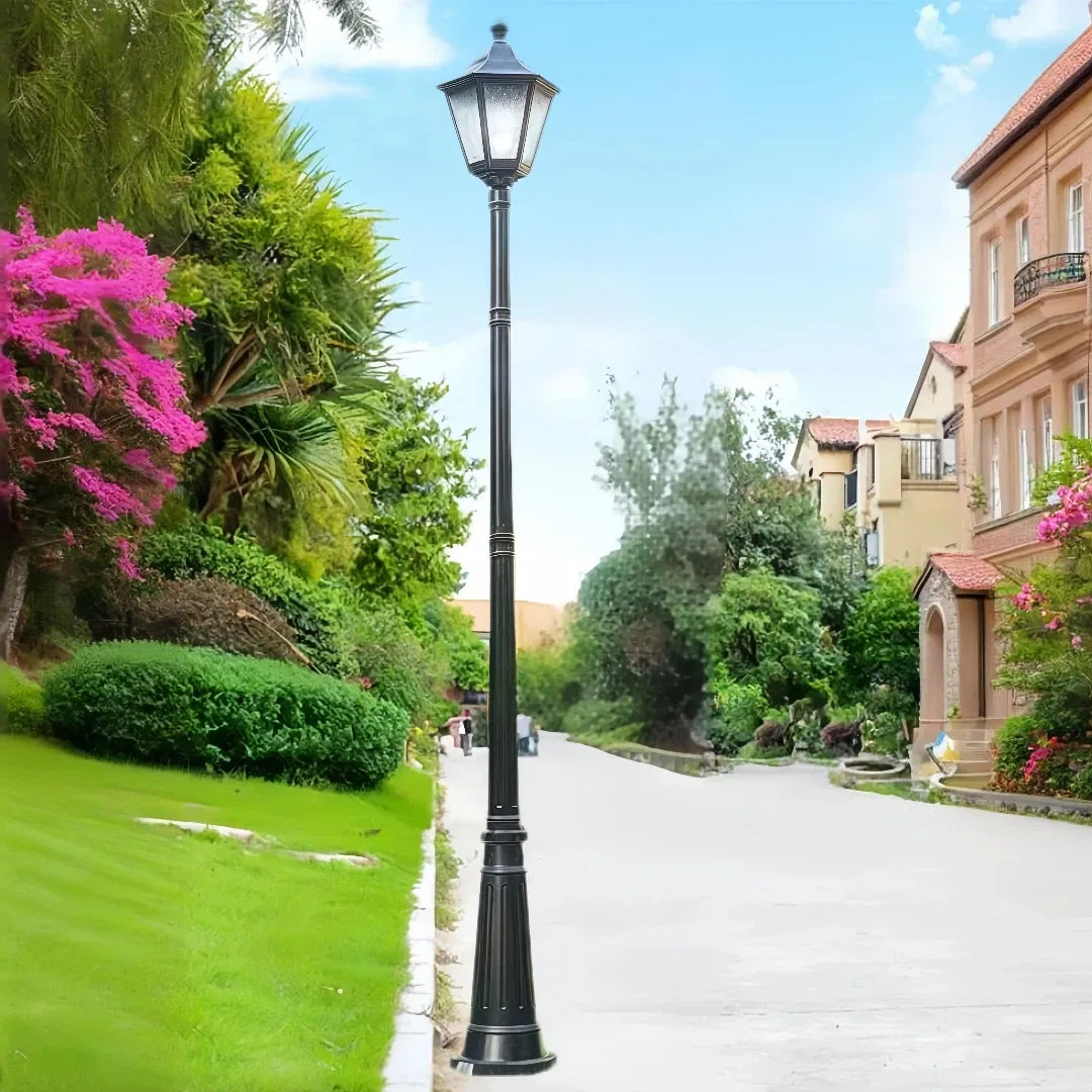 Lampione classico da giardino stile lanterna in vetro satinato con palo alto