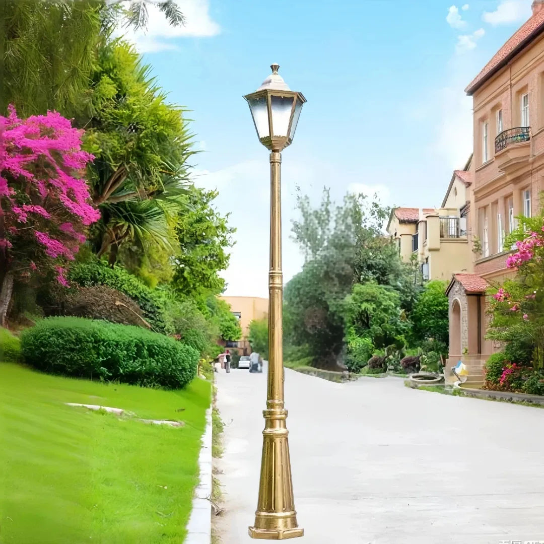 Lampione classico da giardino stile lanterna in vetro satinato con palo alto