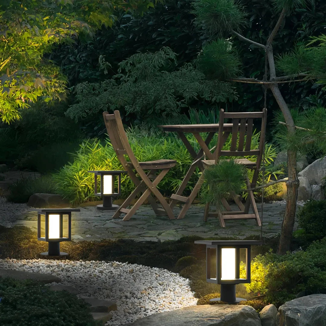 Lampioncino da giardino solare a LED con diffusore in vetro nero dal design moderno