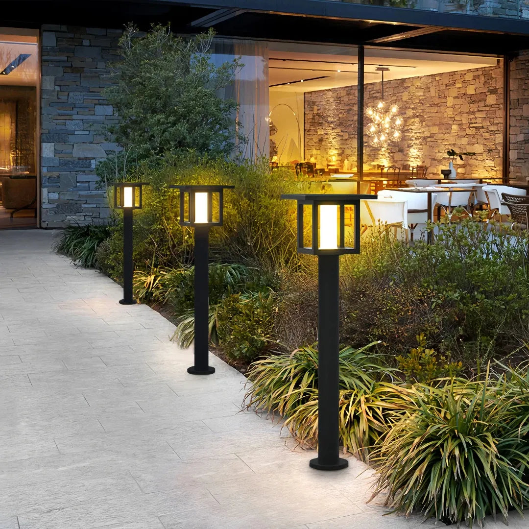 Lampioncino da giardino solare a LED con diffusore in vetro nero dal design moderno