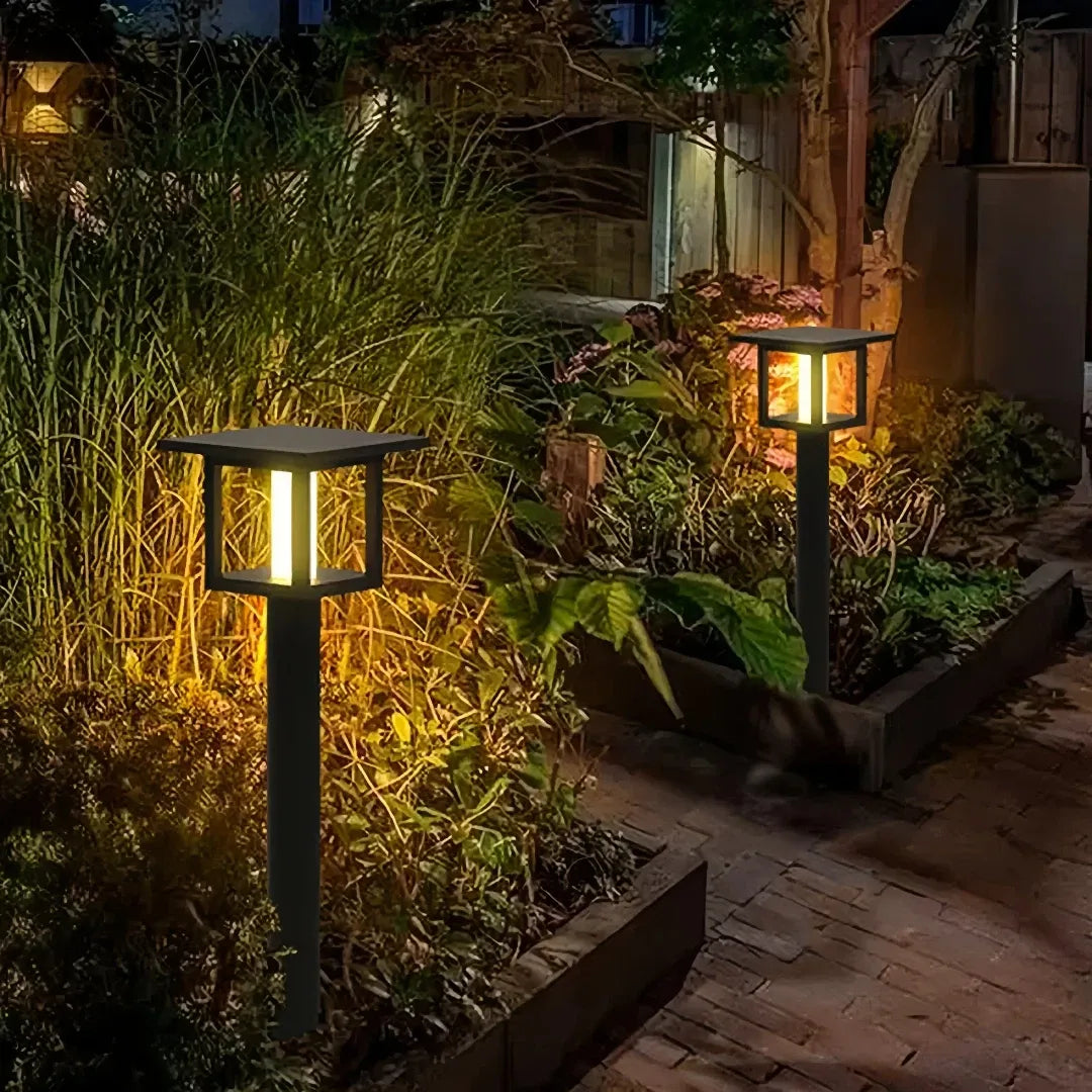 Lampioncino da giardino solare a LED con diffusore in vetro nero dal design moderno