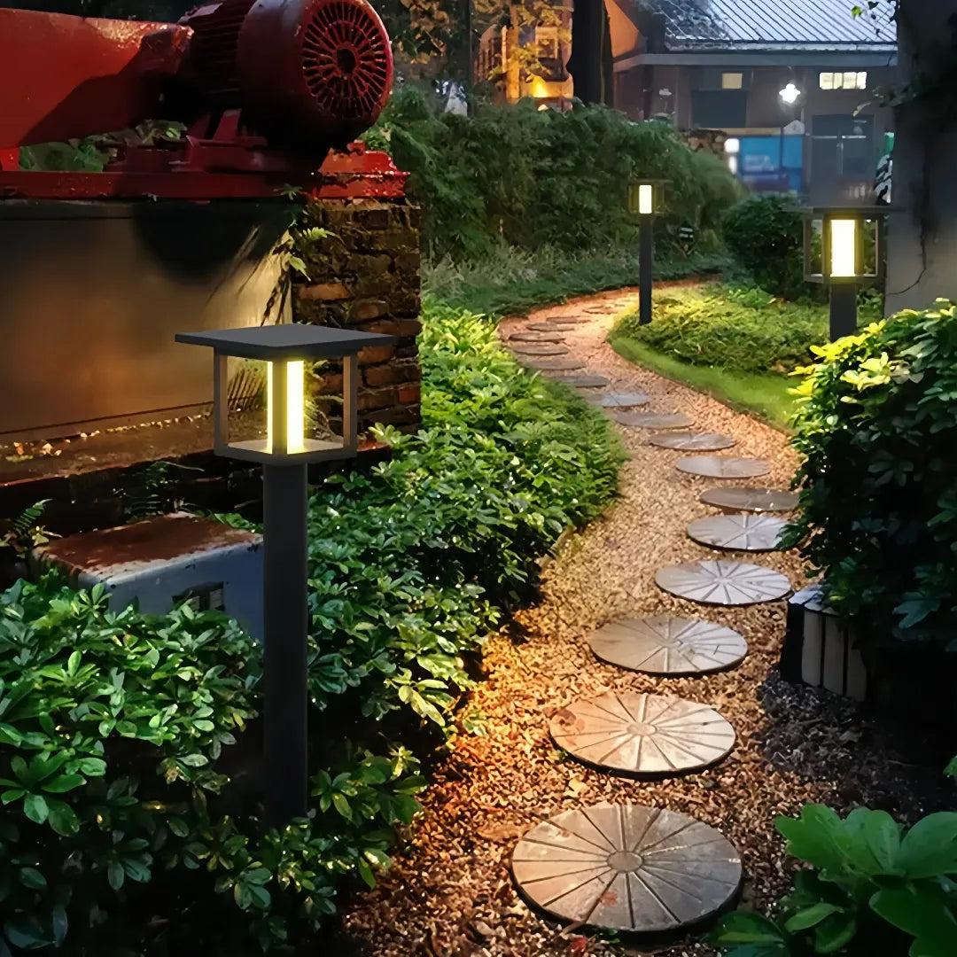 Lampioncino da giardino solare a LED con diffusore in vetro nero dal design moderno