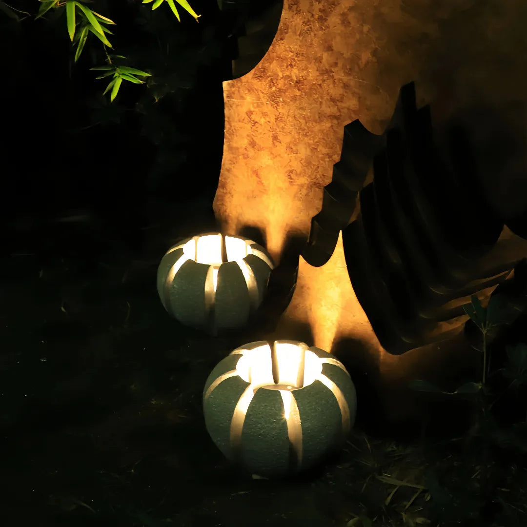 Lampada da giardino a forma di sasso a LED dal design moderno ispirato ai petali