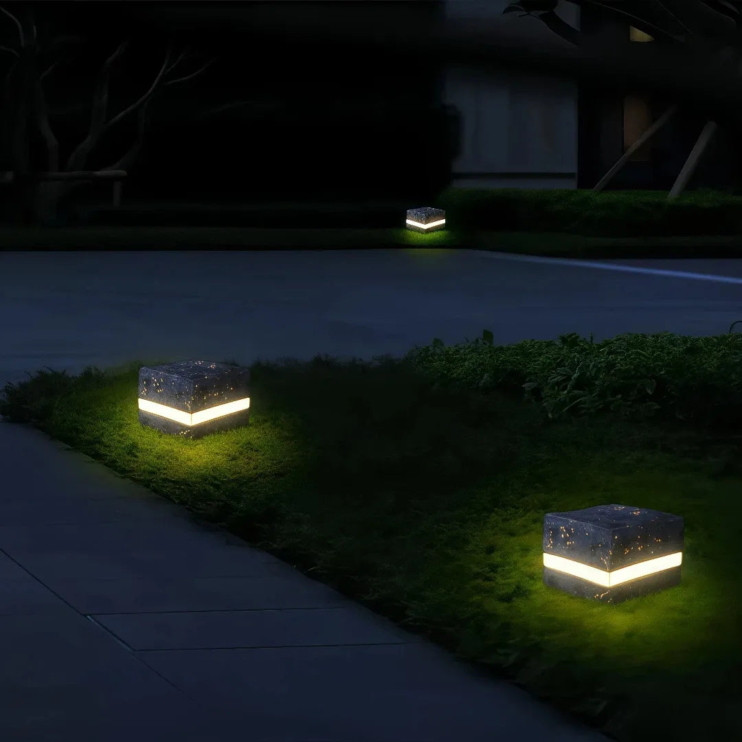 Lampada da giardino a forma di sasso a LED dal design minimal cubico con luce decorativa