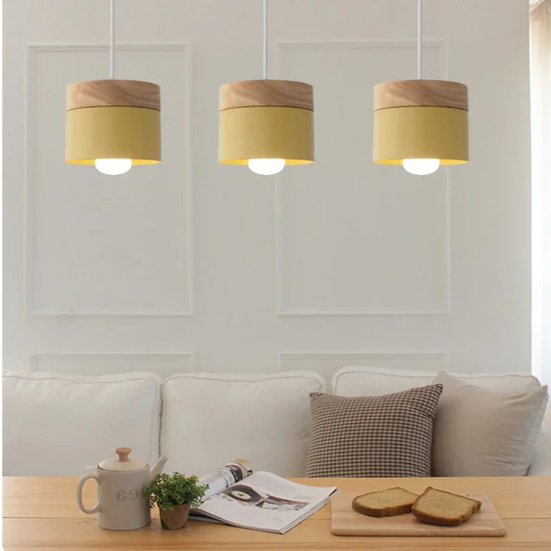 Lampadario cilindrico con base in legno dal design nordico per la sala da pranzo