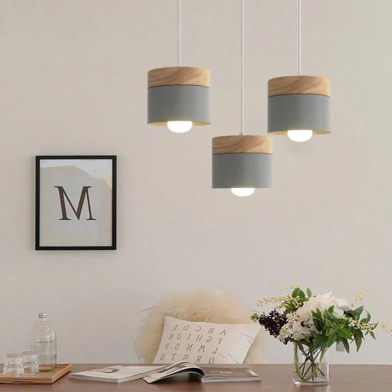 Lampadario cilindrico con base in legno dal design nordico per la sala da pranzo