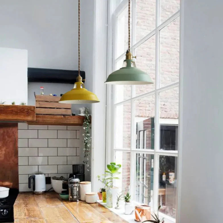 Lampadario a sospensione in metallo colorato stile nordico per la sala da pranzo