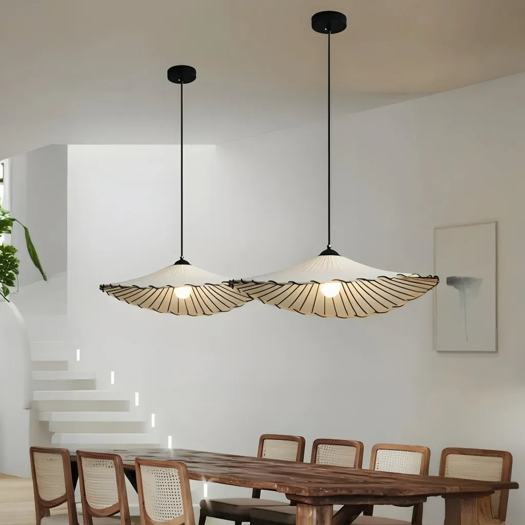 Lampada a sospensione in tessuto dimmerabile dalla forma ondulata per sala da pranzo