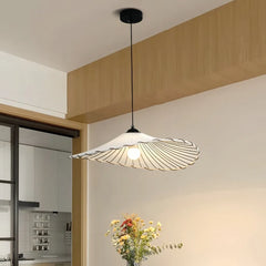 Lampada a sospensione in tessuto dimmerabile dalla forma ondulata per sala da pranzo