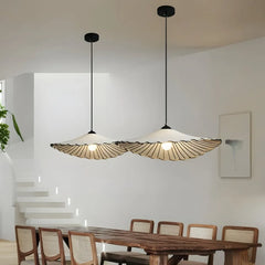 Lampada a sospensione in tessuto dimmerabile dalla forma ondulata per sala da pranzo