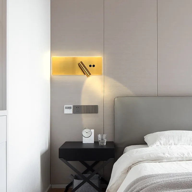 Applique moderna rettangolare con faretto orientabile per camera da letto e luce d’atmosfera integrata