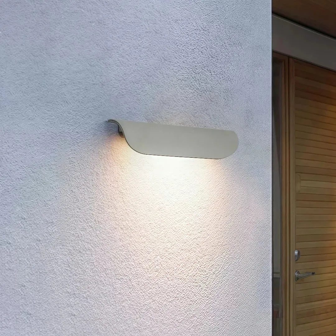 Applique LED da esterni lunga per ingresso dal design minimal