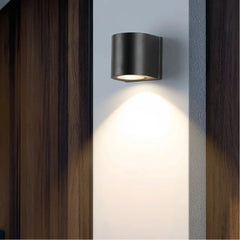 Applique da esterno monodirezionale LED nero opaco in stile minimal per ingresso