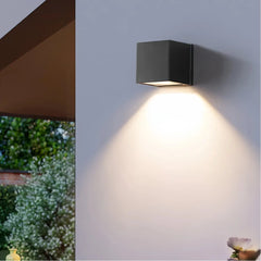 Applique da esterno monodirezionale LED nero opaco in stile minimal per ingresso