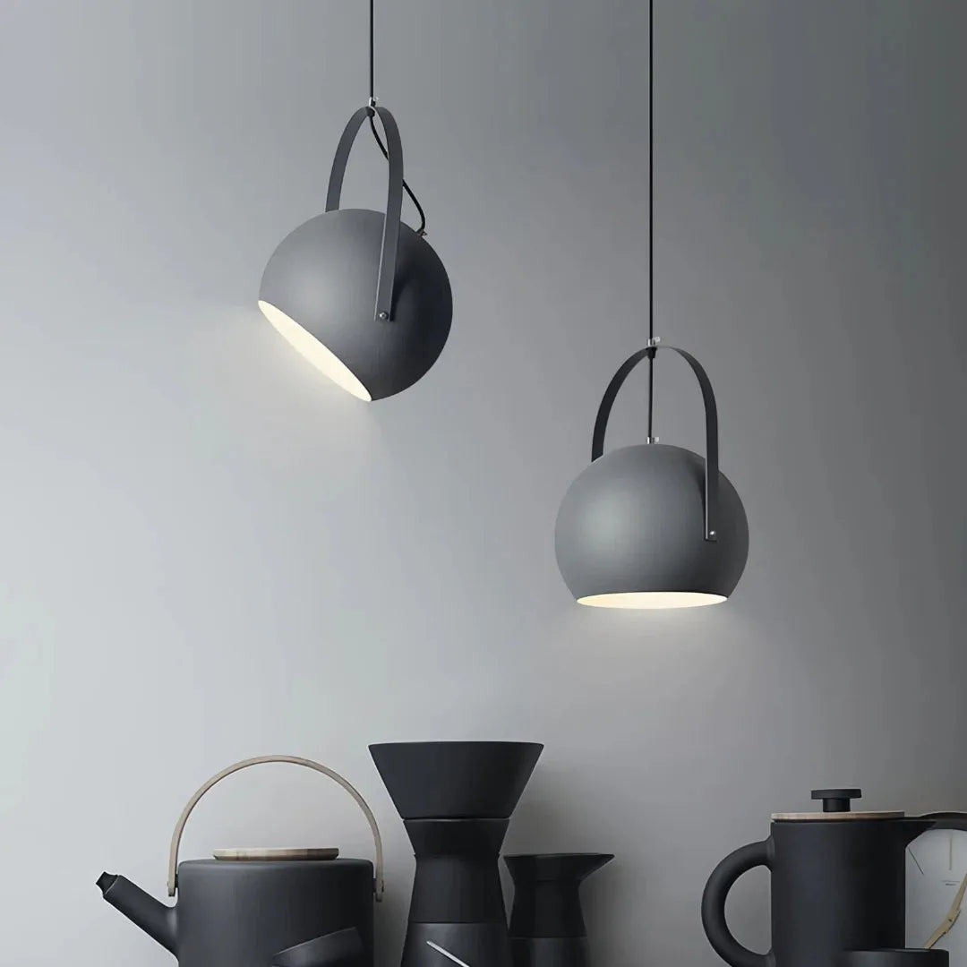 Lampadario a sospensione a sfera orientabile in metallo dal design nordico per la sala da pranzo