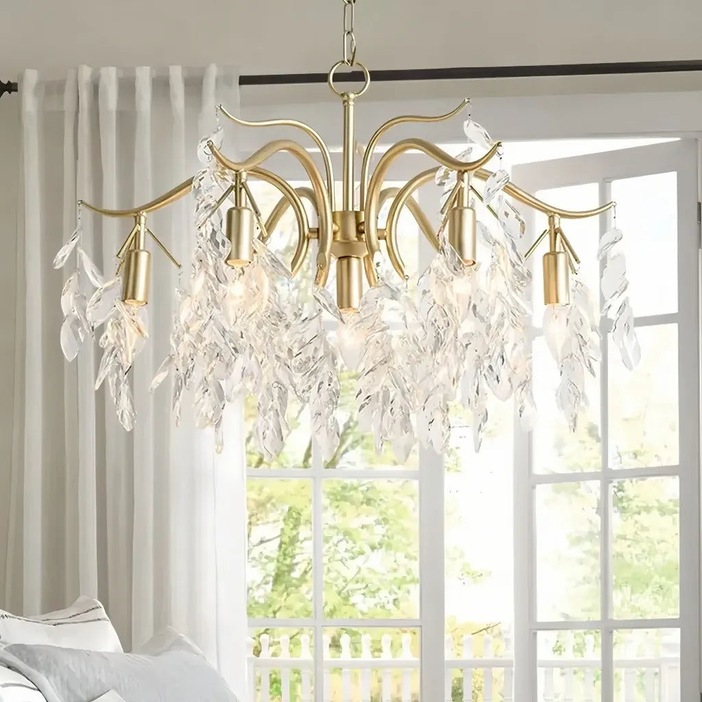 Lampadario moderno con gocce di cristallo e foglie decorative per soggiorno