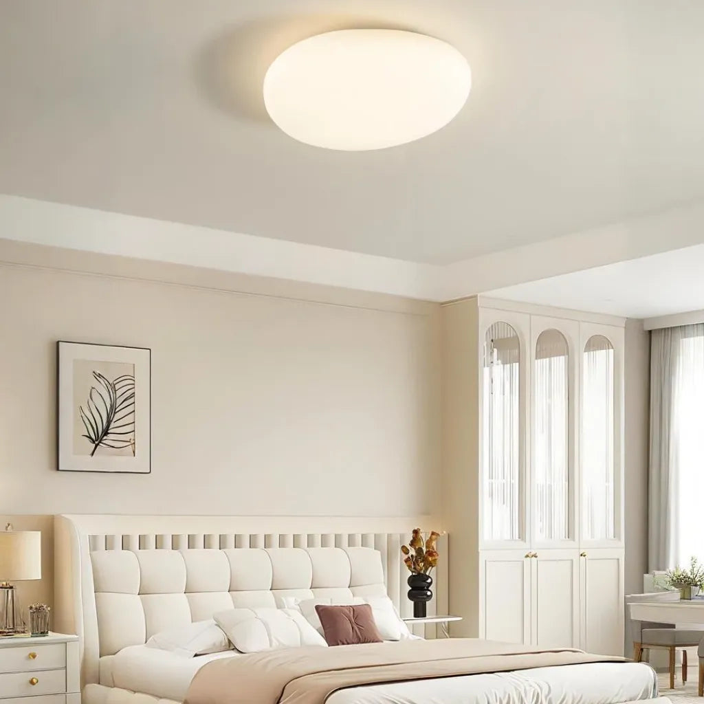 Plafoniera LED bianca dimmerabile con forma organica moderna per camera da letto