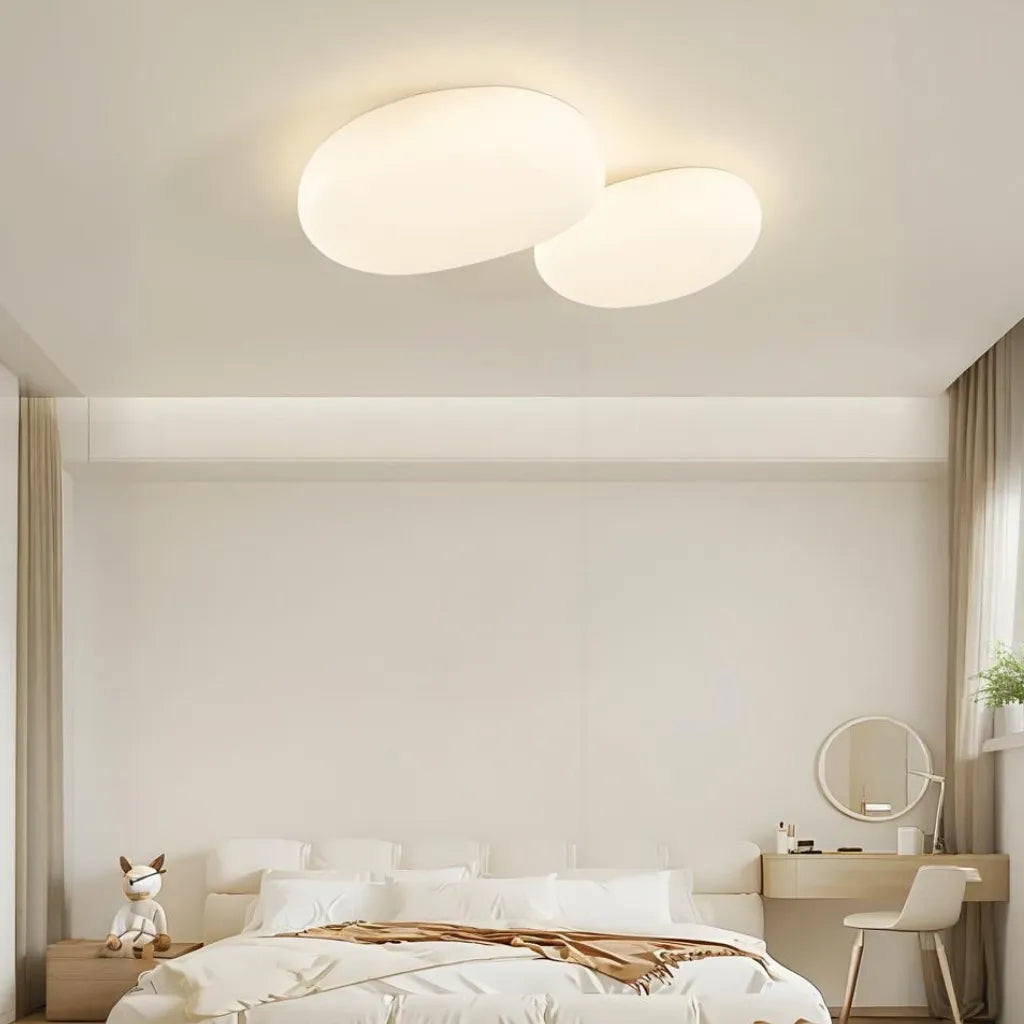 Plafoniera LED bianca dimmerabile con forma organica moderna per camera da letto