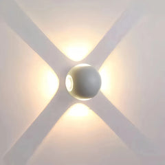 Applique per esterno con intersezione di fasci luminosi LED design moderno a sfera per balcone