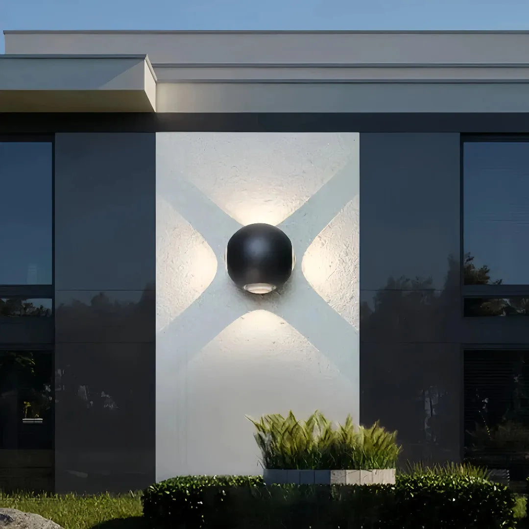 Applique per esterno con intersezione di fasci luminosi LED design moderno a sfera per balcone