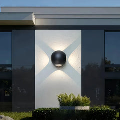 Applique per esterno con intersezione di fasci luminosi LED design moderno a sfera per balcone