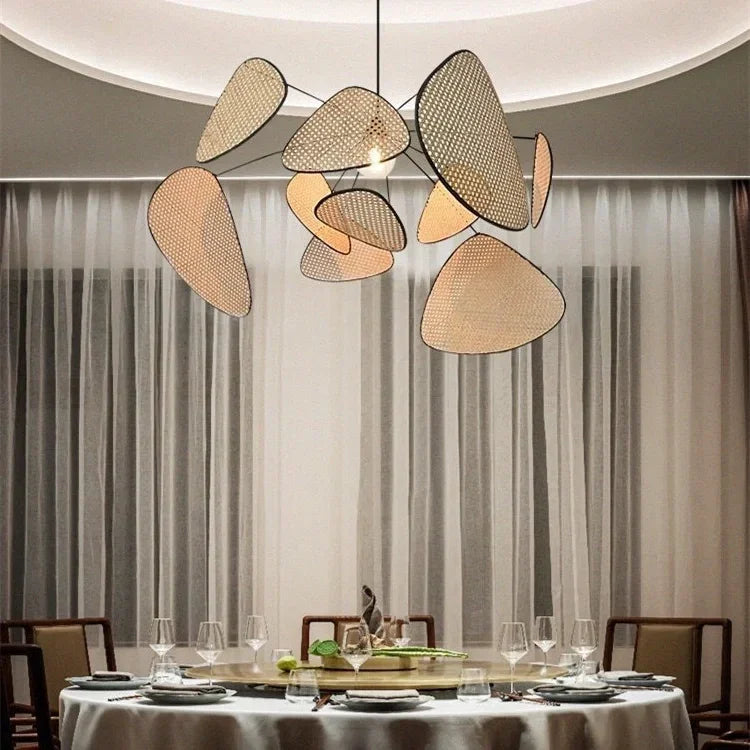 Lampadario in rattan a sospensione in stile naturale con forme organiche per sala pranzo