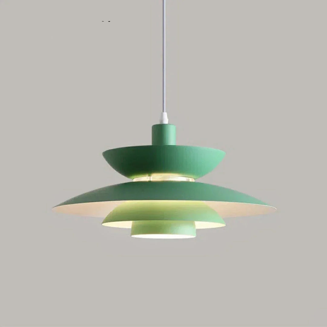 lampadario design danese arancione sopra tavolo da pranzo