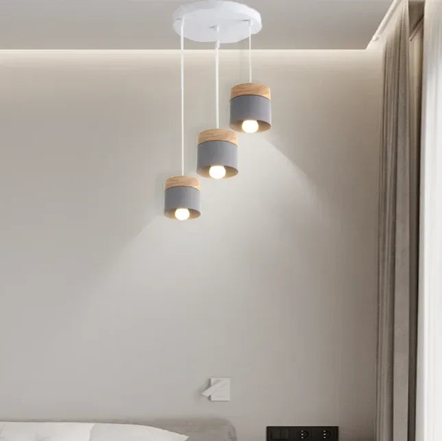 Lampadario cilindrico con base in legno dal design nordico per la sala da pranzo