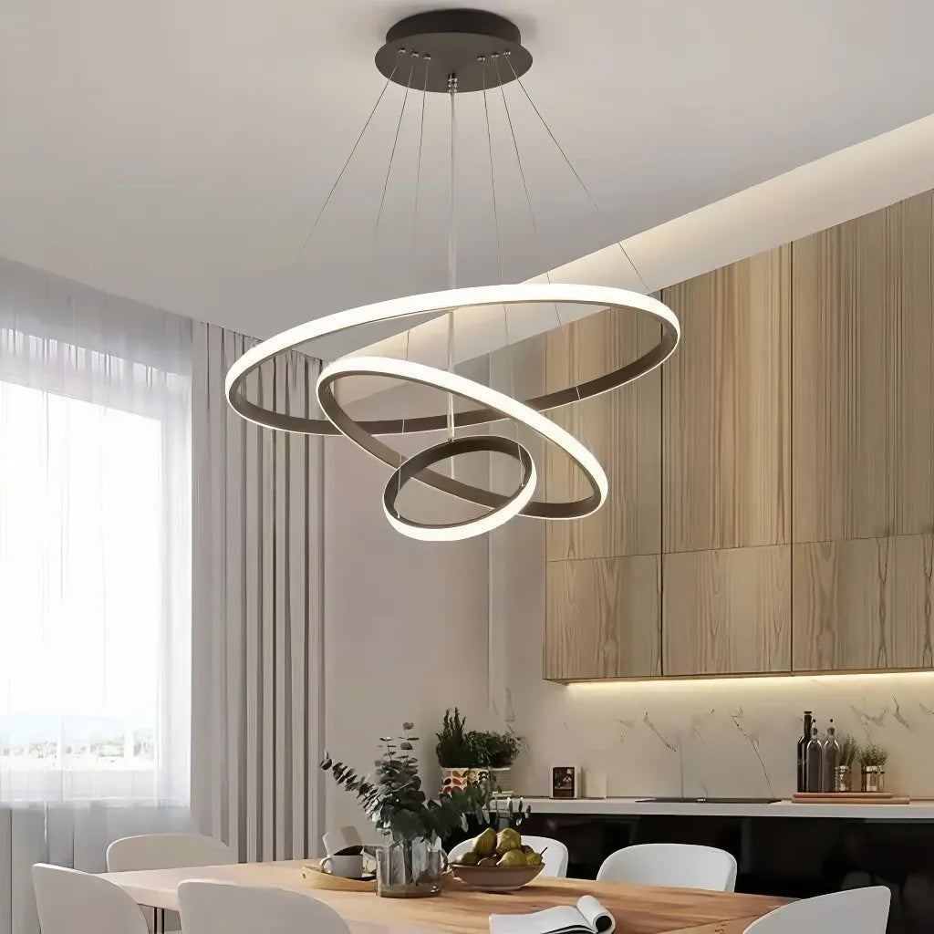 Lampadario ad anelli LED dimmerabile in metallo dal design moderno per soggiorno