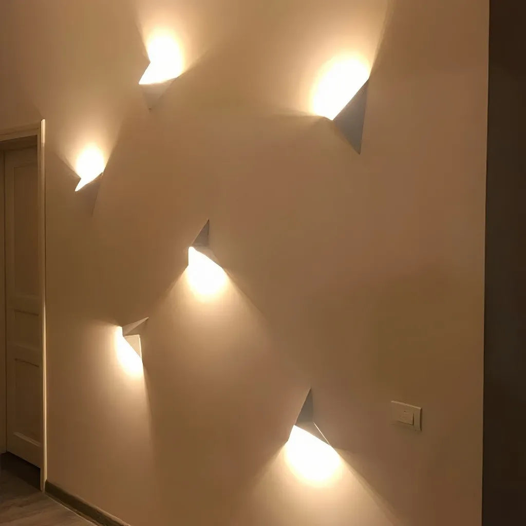 Applique da parete minimal dal design geometrico in metallo con LED dimmerabile