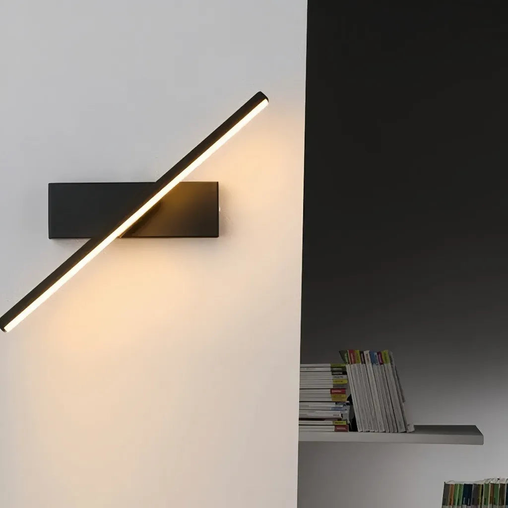 Applique LED lineare orientabile in metallo dal design minimalista per camera da letto