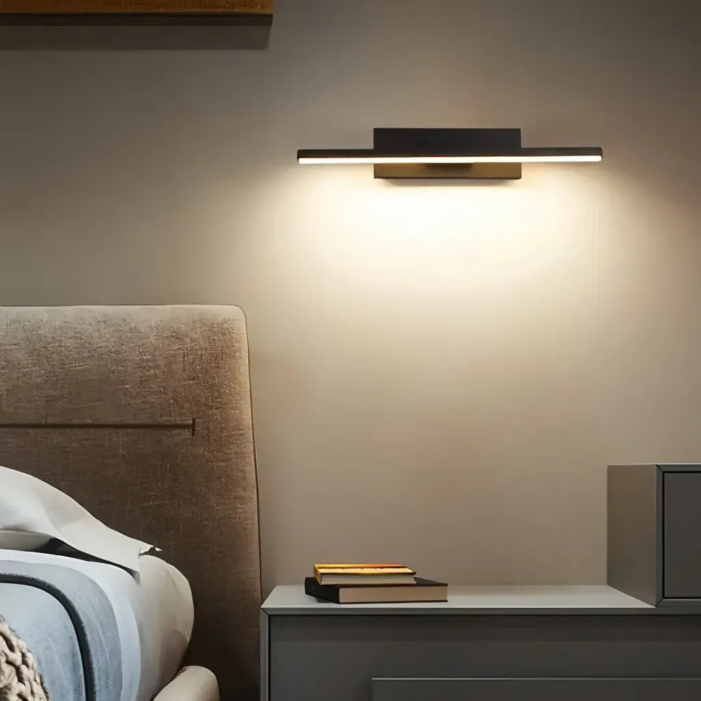 Applique LED lineare orientabile in metallo dal design minimalista per camera da letto