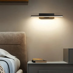Applique LED lineare orientabile in metallo dal design minimalista per camera da letto