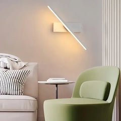 Applique LED lineare orientabile in metallo dal design minimalista per camera da letto