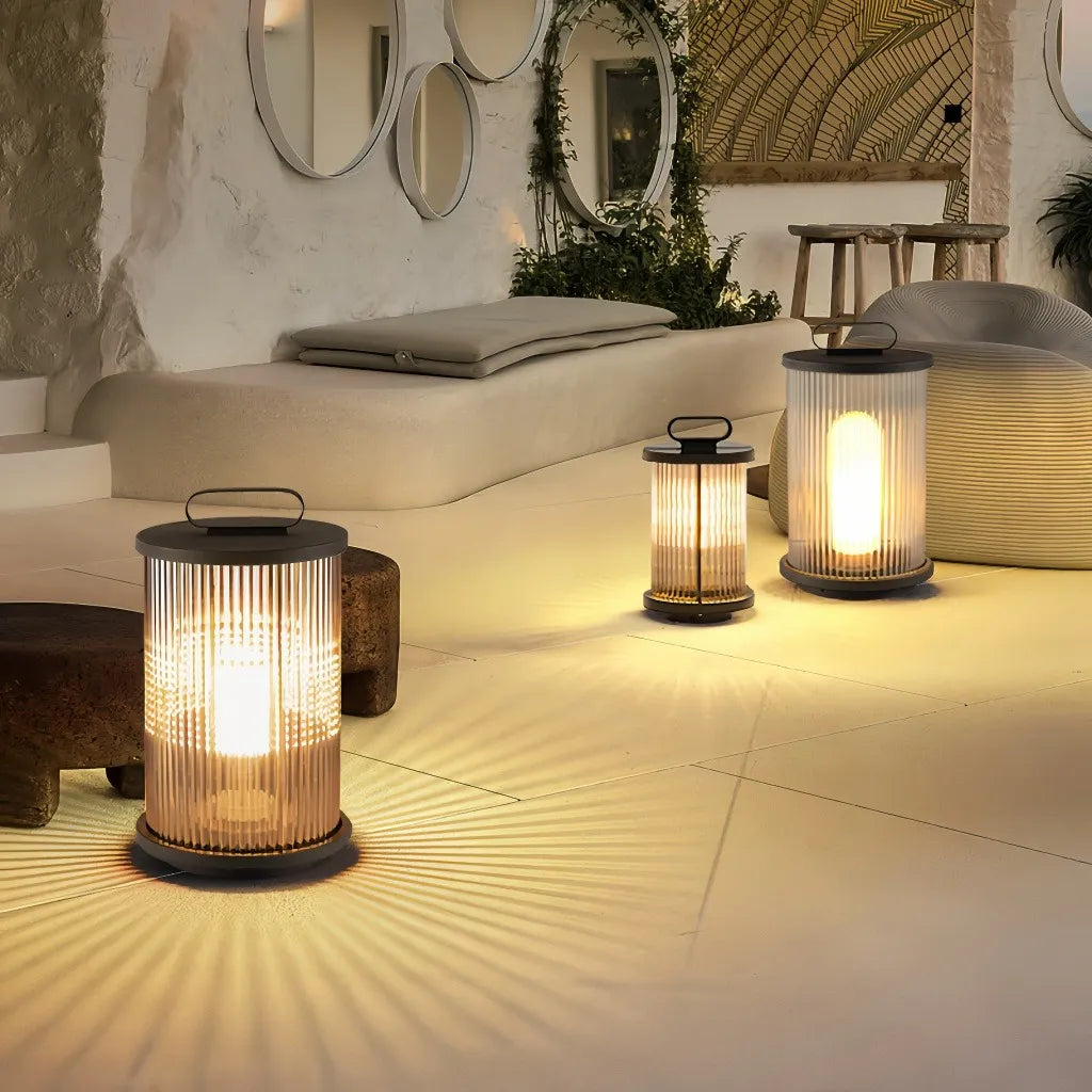 Lanterna da terra per esterno portatile e ricaricabile contemporanea a LED cilindrica in vetro scanalato