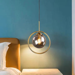 Lampadario a sfera di vetro con anello in metallo per comodino