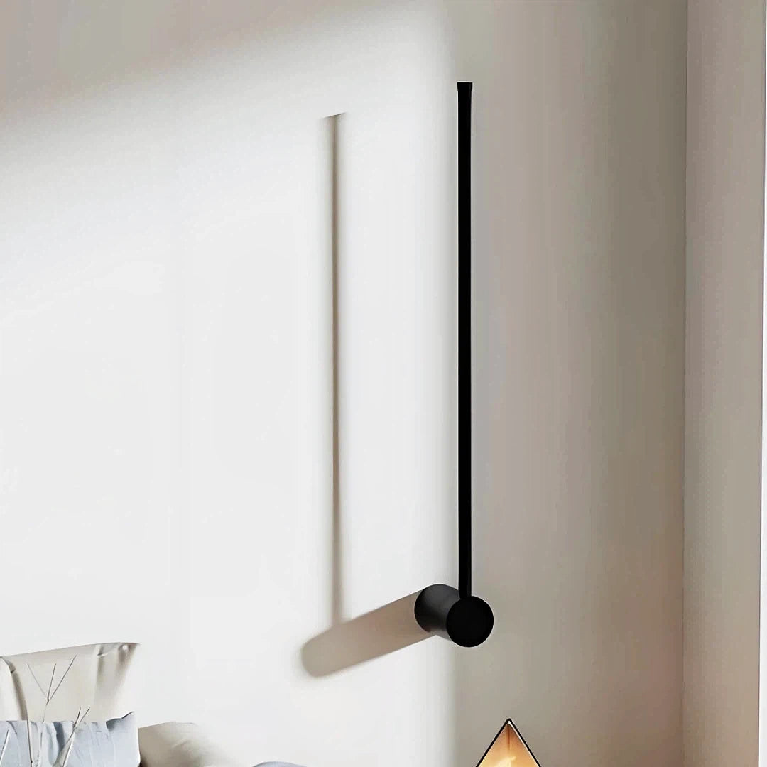 Applique LED lineare orientabile e dimmerabile in metallo nero dal design minimalista