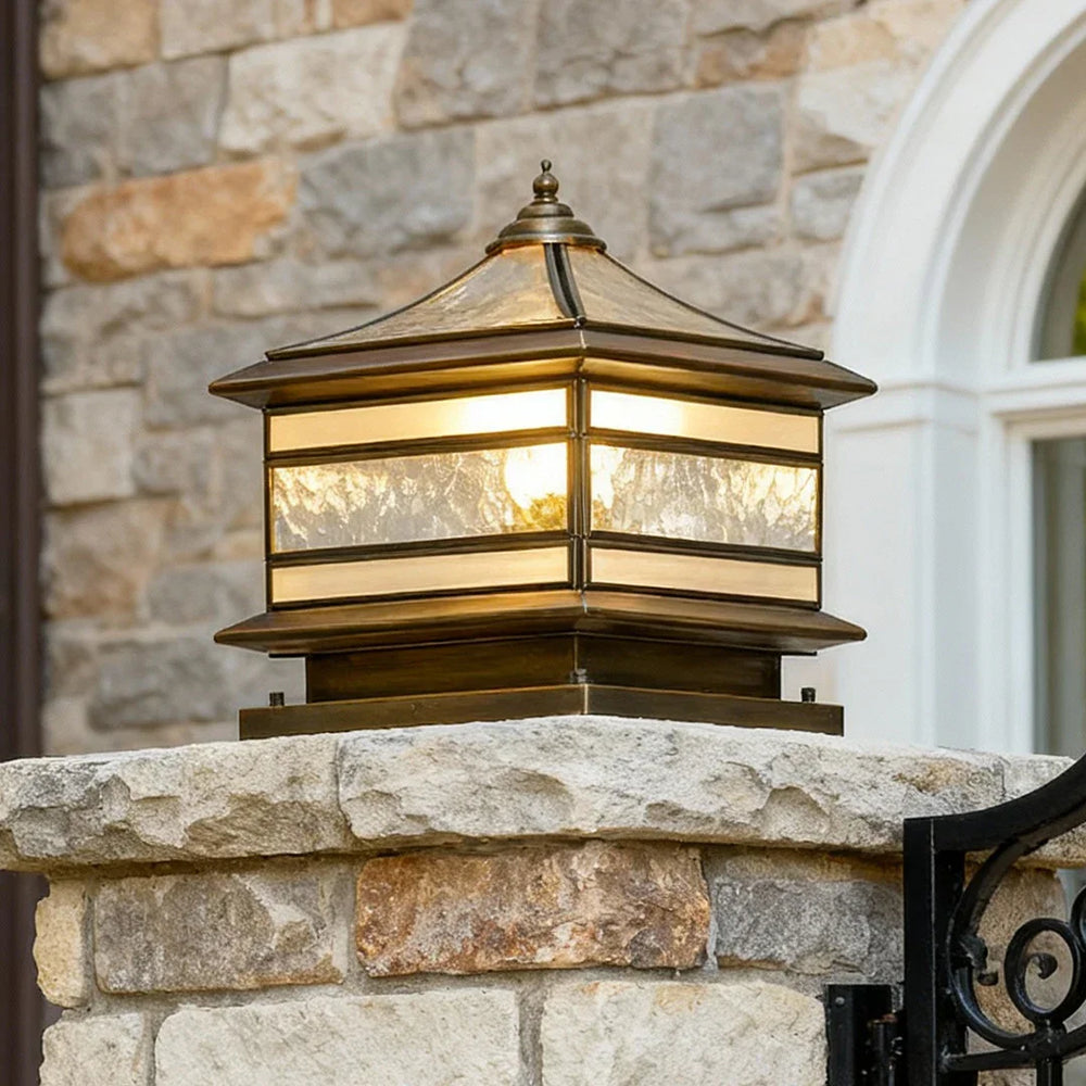 Lampada da pilastro solare da esterno vintage quadrata in ottone con sensore crepuscolare