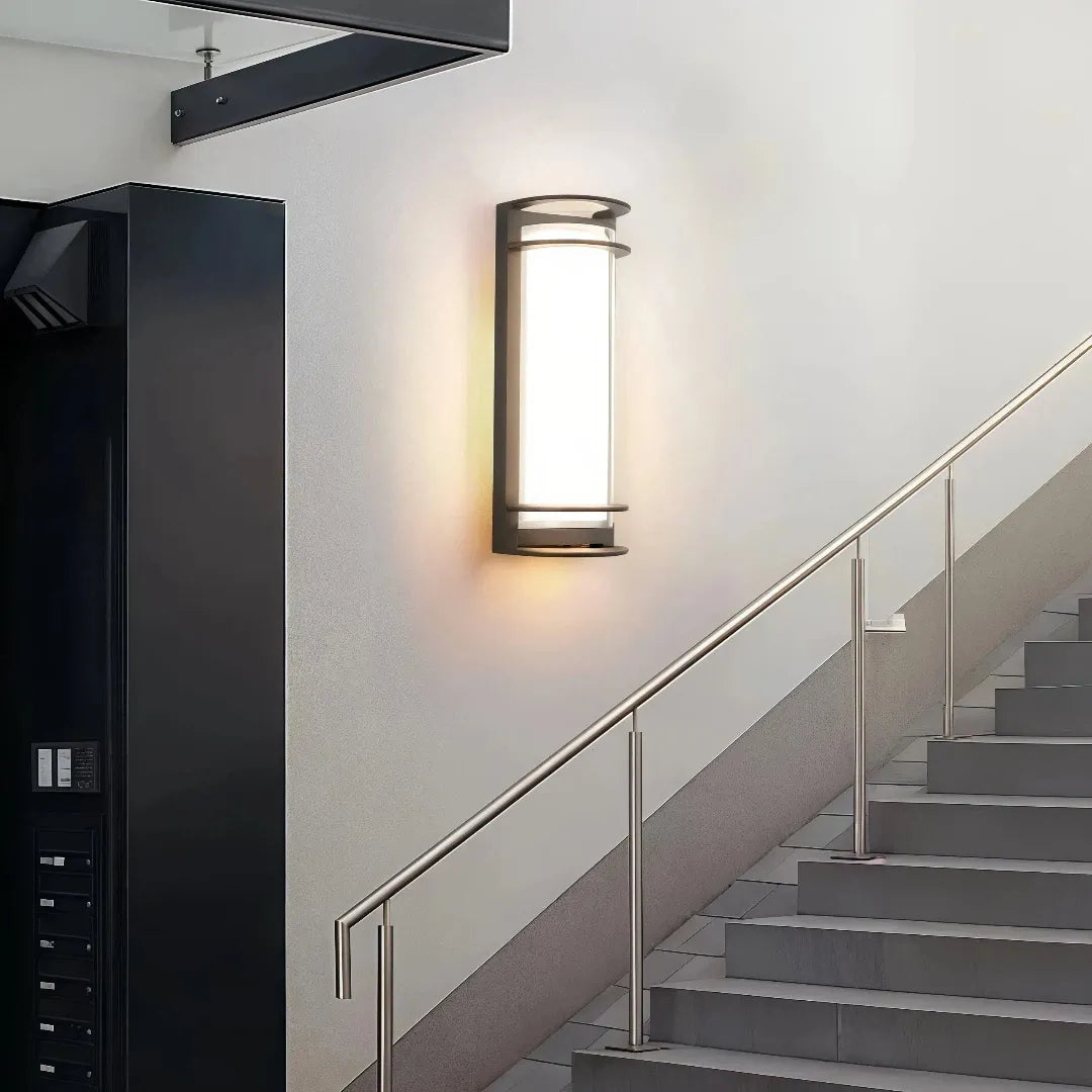Applique da esterno IP68 a LED con griglia protettiva per ingresso dal design contemporaneo