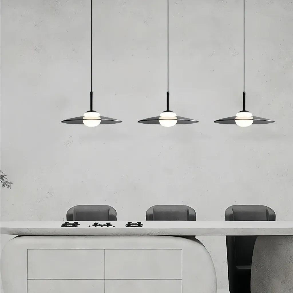 Lampada a sospensione minimal in vetro con diffusore a disco e LED dimmerabile da camera da letto