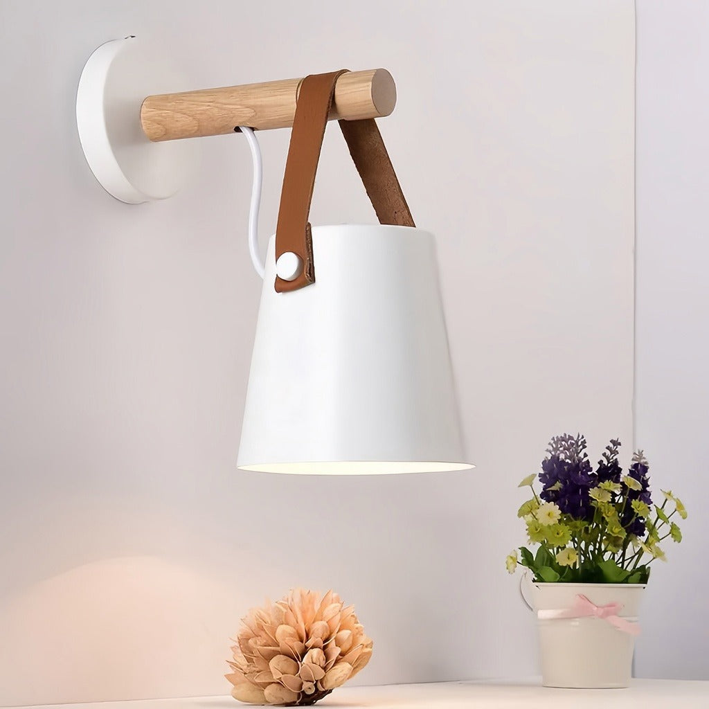 Applique da parete stile nordico per la camera da letto in metallo e legno paralume a campana