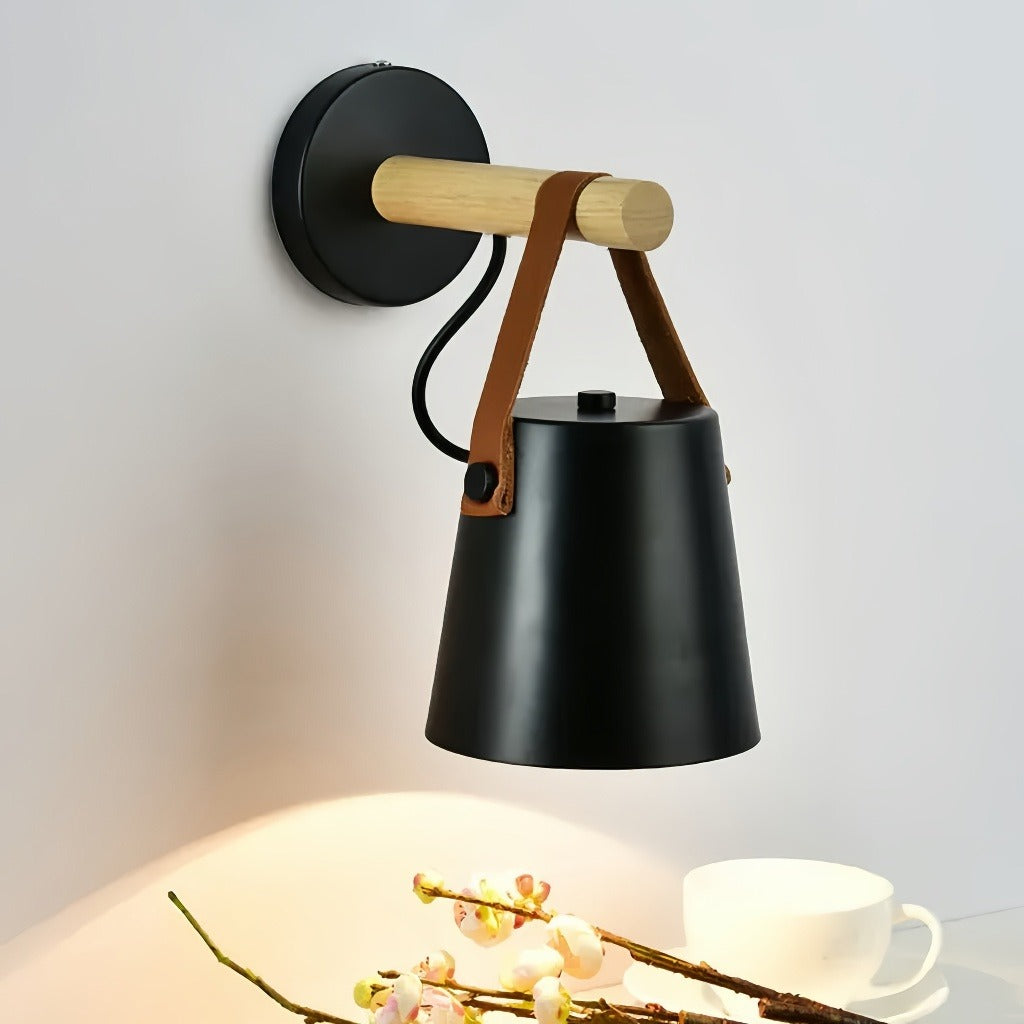 Applique da parete stile nordico per la camera da letto in metallo e legno paralume a campana