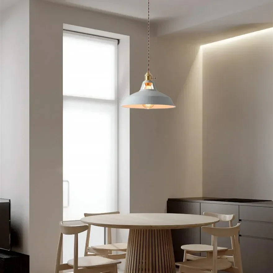 Lampadario a sospensione in metallo colorato stile nordico per la sala da pranzo