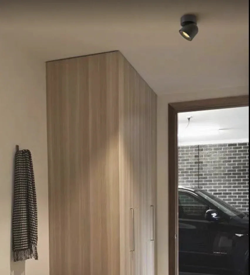 Faretto LED orientabile da soffitto in metallo dal design nordico